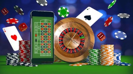 Ruang kasino virtual dengan permainan slots, poker, dan roulette tersedia untuk hiburan online